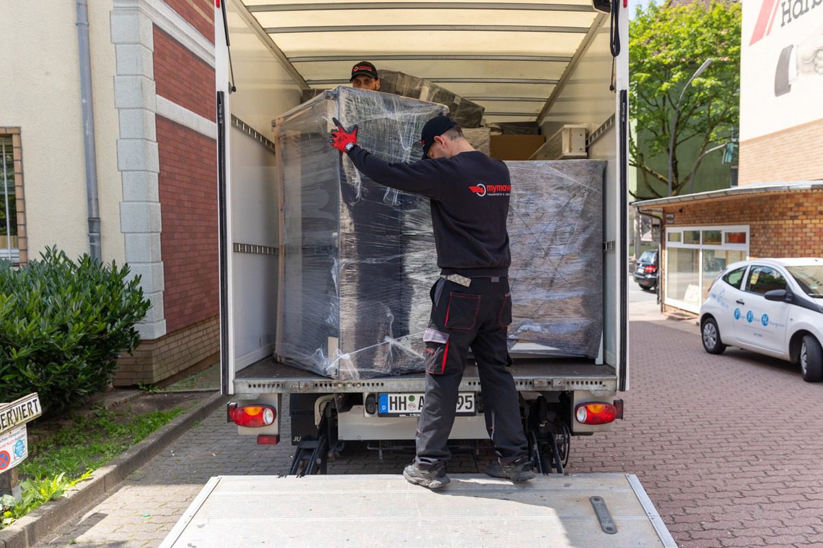 Preistabelle und Kalkulation der Umzugskosten einer Umzugsfirma in Hamburg mit LKW und Team beim Möbeltransport