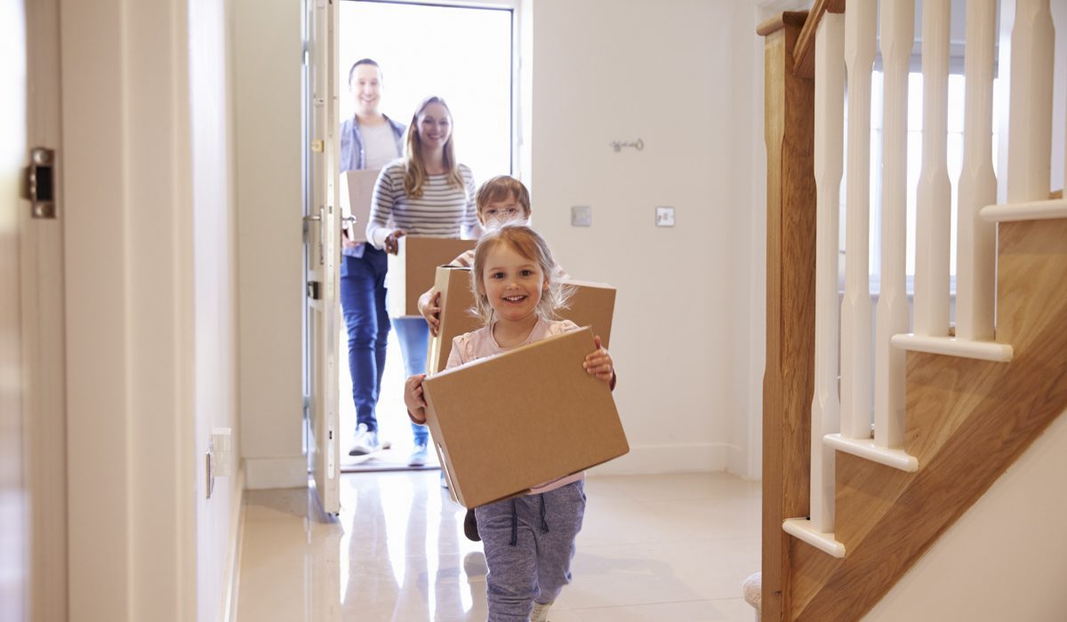 Familie beim Einzug mit Hilfe eines Umzugsunternehmen Hamburg