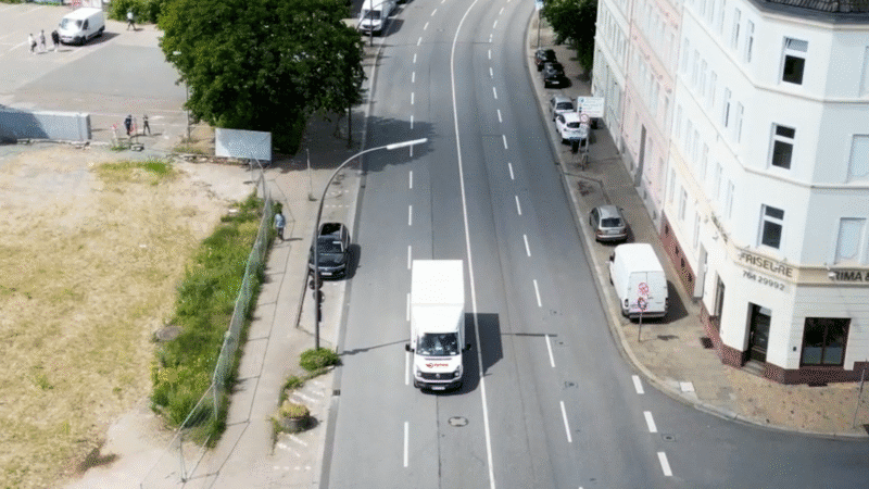 Umzugstransporter fährt Möbel beim Full Service Umzugsunternehmen Hamburg – Komplettlösung für private und gewerbliche Umzüge