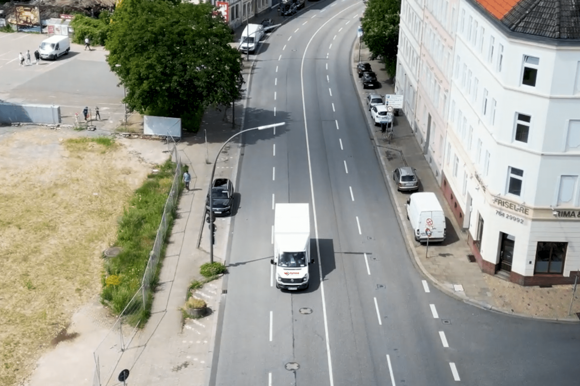 Umzugstransporter fährt Möbel beim Full Service Umzugsunternehmen Hamburg – Komplettlösung für private und gewerbliche Umzüge